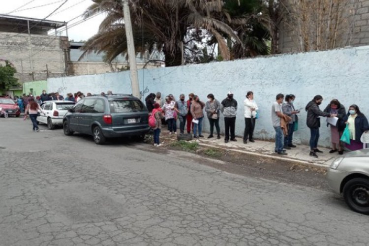 Reportan largas filas para recibir vacuna anticovid en Ecatepec