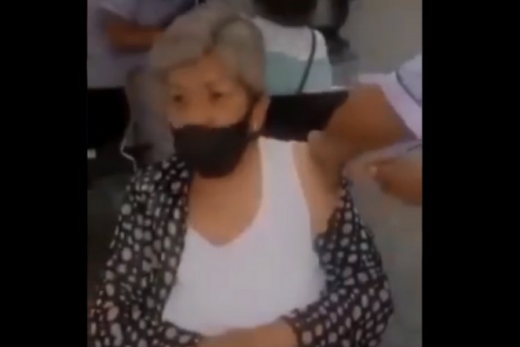 Enfermera de Puebla finge vacunar contra Covid-19 a abuelita