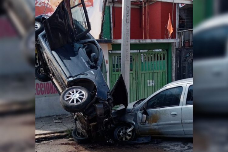 Familia se salva de morir en aparatoso accidente vehicular en Nezahualcóyotl
