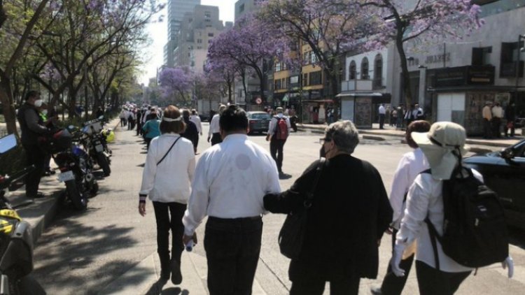 Abuelitos empacadores marchan rumbo al Zócalo capitalino