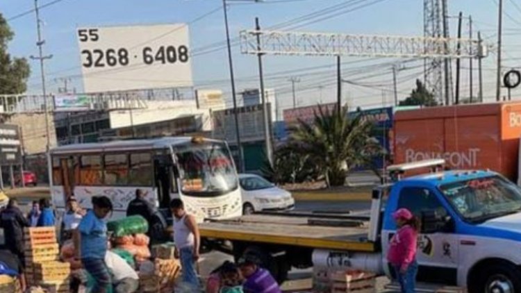 Camioneta con verduras vuelca en la Texcoco-Lechería