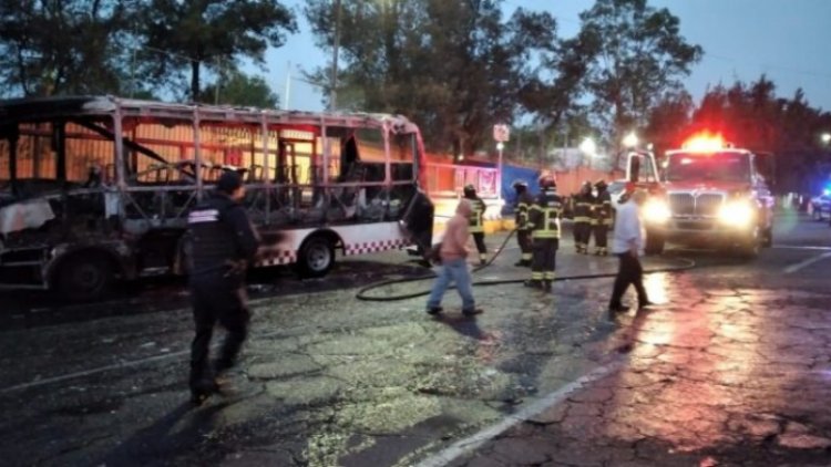 Incendian autobús de pasajeros en Naucalpan para amenazar a chofer