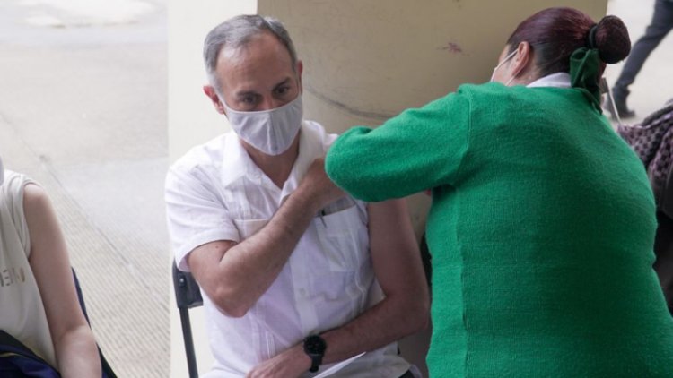 Vacunan contra Covid-19 a López-Gatell, subsecretario de salud