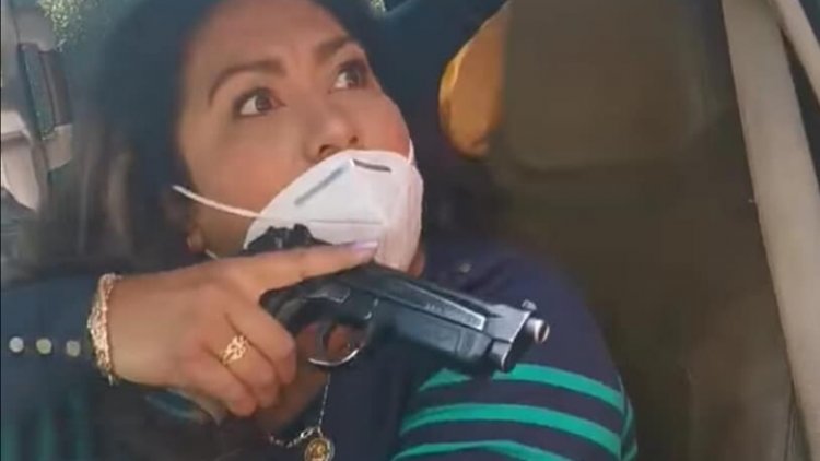 Nace “Lady Pistola”; presunta policía encañona a madre de detenido