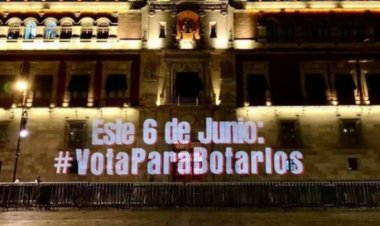 #VotaParaBotarlos, el mensaje proyectado en Palacio Nacional contra Morena
