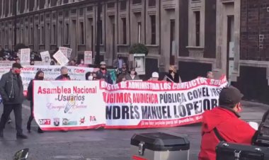 Miembros del SME y de la ANUEE realizan marcha rumbo a Palacio Nacional