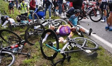 Detienen a mujer que provocó accidente masivo en tour de Francia 2021