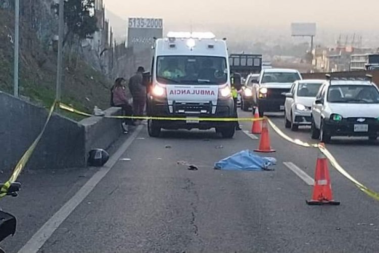 Pareja de motociclistas son embestidos en la México-Puebla; uno de ellos murió