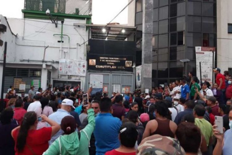 Familiares exigen informes tras motín de internos en penal de Cuautitlán