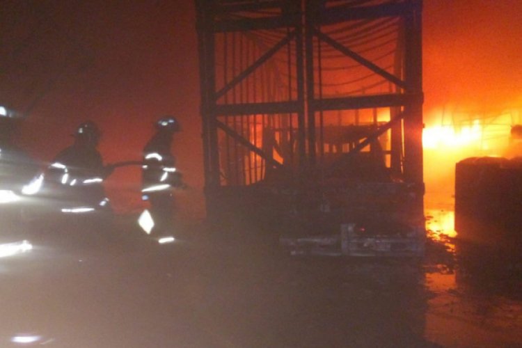 Incendio consume una fábrica de colchones en Ecatepec