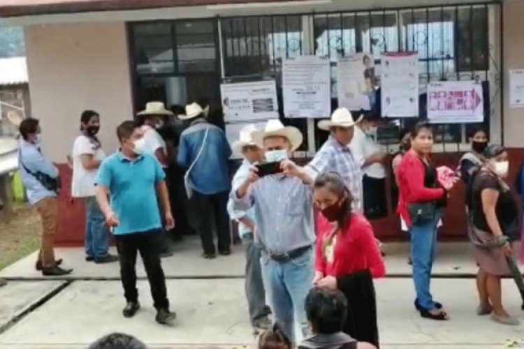 Morenista incomoda a votantes en casillas de Huitzilan, Puebla