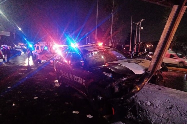Policías estatales quedan prensados tras fuerte accidente en Tlalnepantla