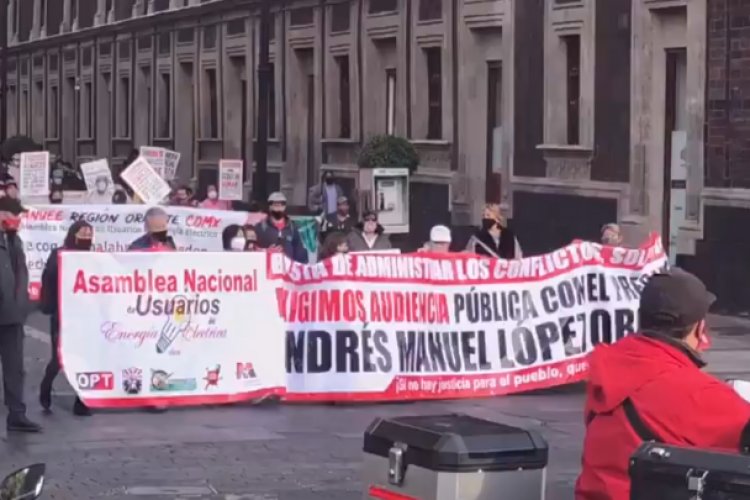 Miembros del SME y de la ANUEE realizan marcha rumbo a Palacio Nacional
