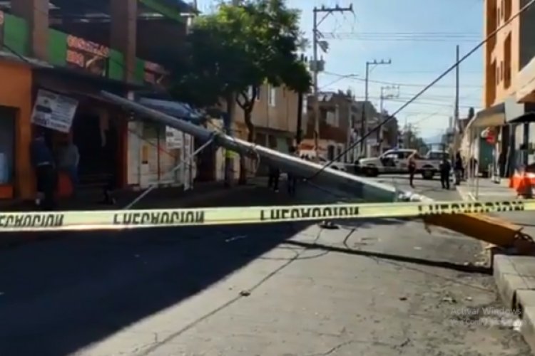 Trailero tira cableado de alta tensión en Nezahualcóyotl; afecta 20 casas