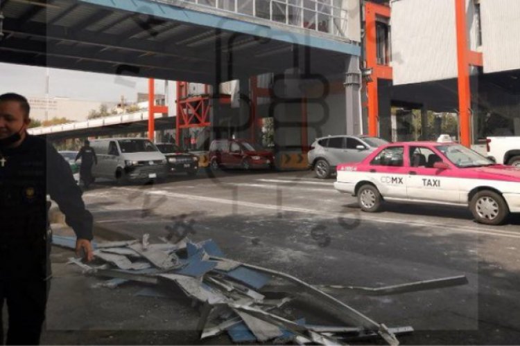 Cae estructura metálica en metro Villa de Cortés y daña dos autos