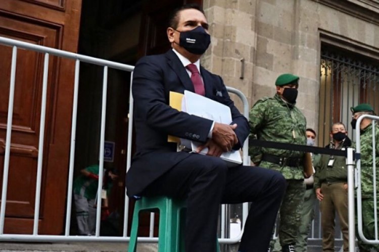 Silvano Aureoles espera por horas sin éxito para entregar pruebas a AMLO