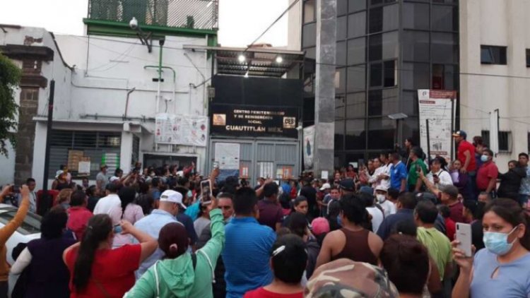 Familiares exigen informes tras motín de internos en penal de Cuautitlán