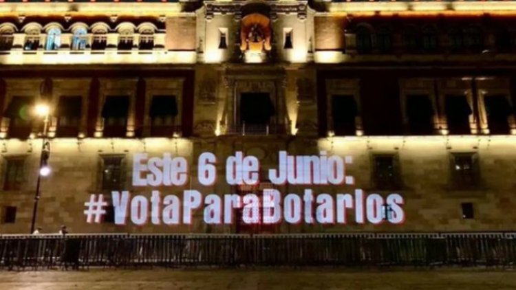 #VotaParaBotarlos, el mensaje proyectado en Palacio Nacional contra Morena