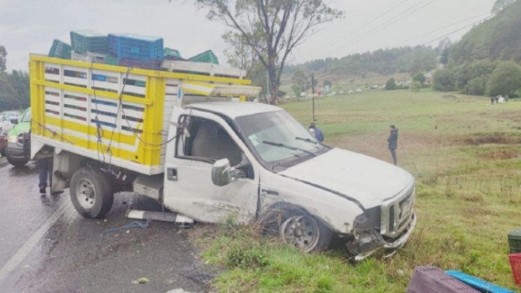 Choque entre camioneta y Taxi en Villa Victoria deja siete heridos