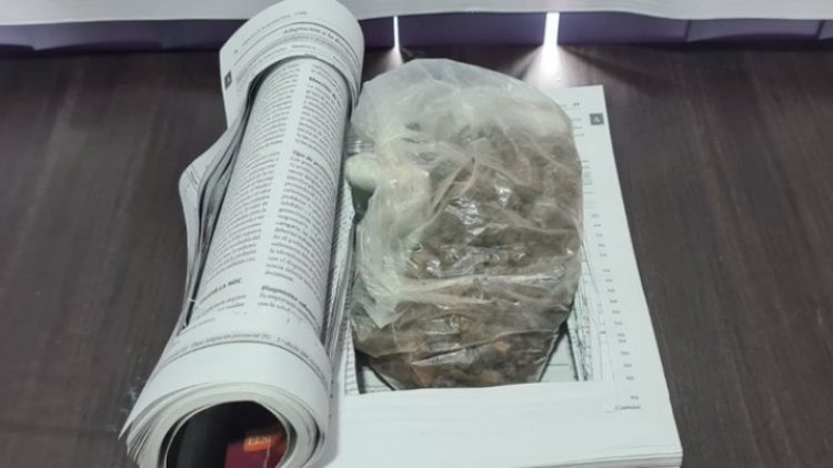 Esconden paquete de heroína entre hojas de libro en Morelia