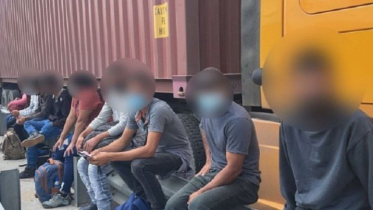 Localizan a 35 migrantes en un tráiler que viajaba en la México-Puebla