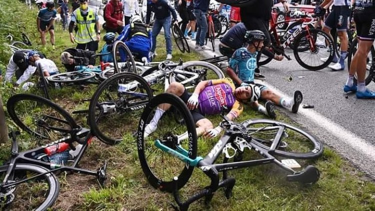 Detienen a mujer que provocó accidente masivo en tour de Francia 2021