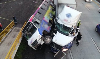 Cuatro personas mueren en choque de tráiler y camión en la México-Querétaro