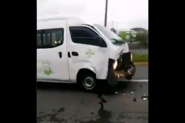 Combi termina impactada contra local tras choque en Ecatepec