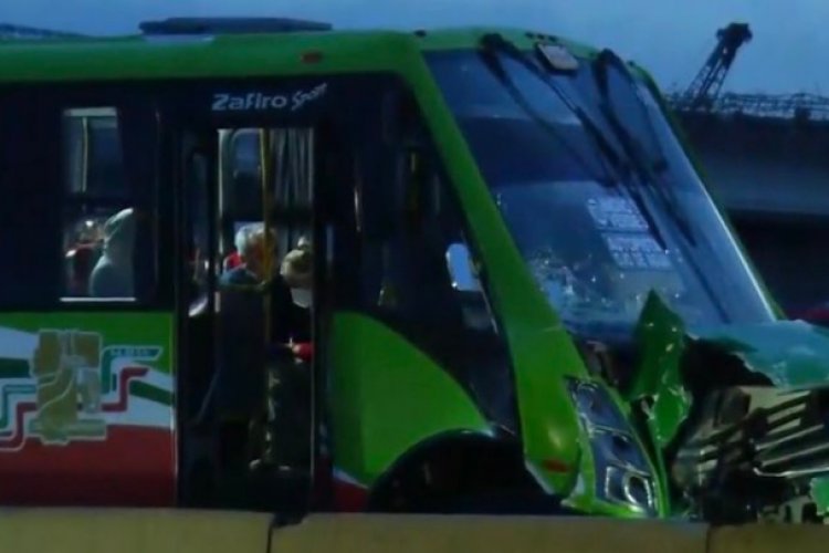 Impacta tráiler a autobús de pasajeros en la México-Pachuca
