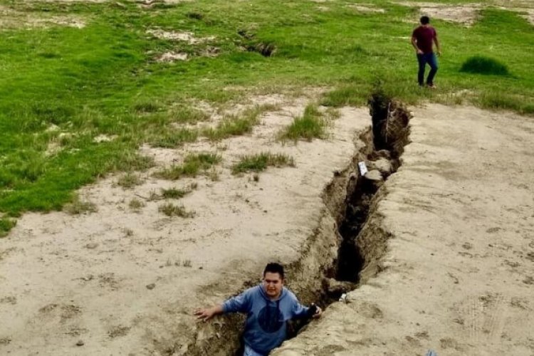 Reportan aparición de grietas de 300 metros de largo en San Salvador Atenco