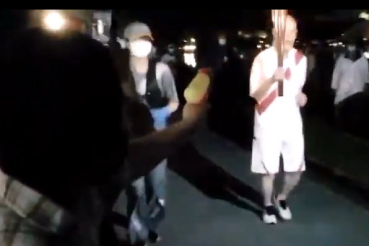 Mujer intenta apagar antorcha olímpica con pistola de agua y la detienen