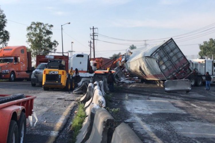 Vuelca tráiler sobre Av. Reyes Heroles, en Tlalnepantla
