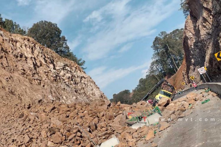 Cierran paso en la carretera Toluca-Naucalpan por derrumbe