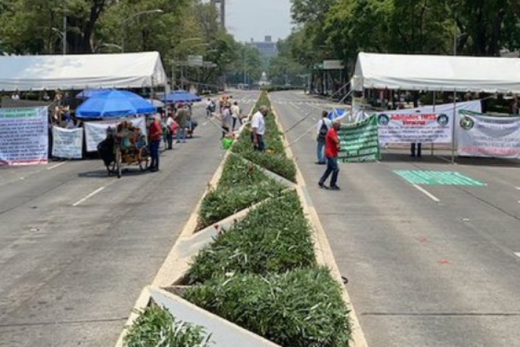 Jubilados del IMSS mantienen plantón sobre Paseo de la Reforma