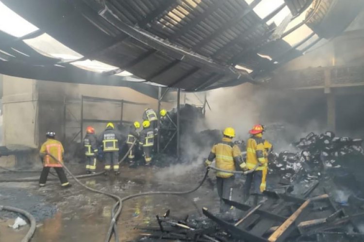 Se incendia fábrica de colchones en Tultitlán; evacuan a 150 personas