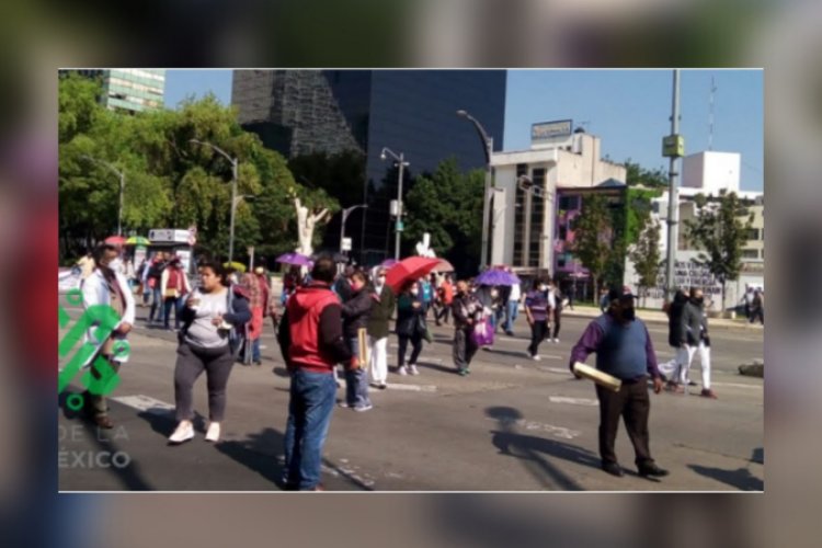 Jubilados del IMSS realizan bloqueo en Reforma e Insurgentes