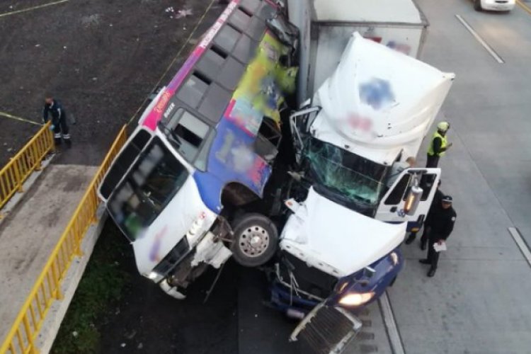 Cuatro personas mueren en choque de tráiler y camión en la México-Querétaro