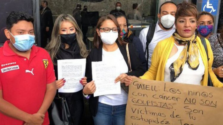 Denuncian padres de niños con cáncer a López Gatell por genocidio