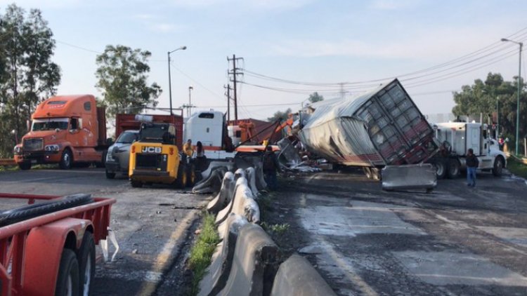 Vuelca tráiler sobre Av. Reyes Heroles, en Tlalnepantla