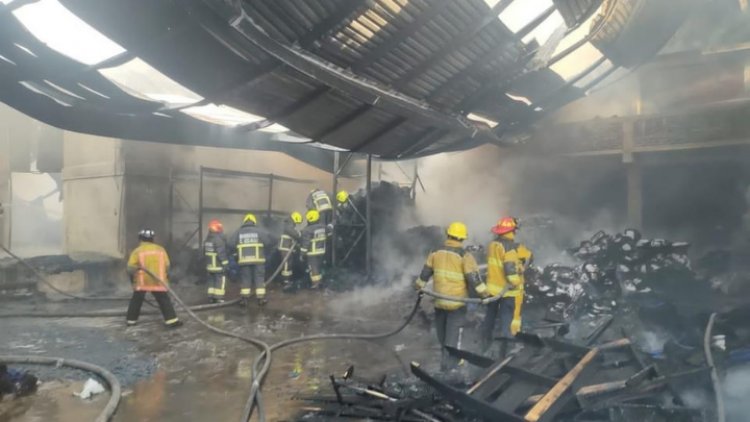 Se incendia fábrica de colchones en Tultitlán; evacuan a 150 personas