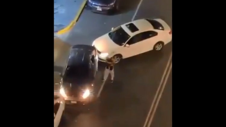 Automovilista enloquece y golpea a batazos a taxi de aplicación
