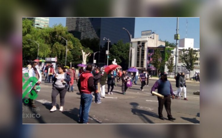 Jubilados del IMSS realizan bloqueo en Reforma e Insurgentes