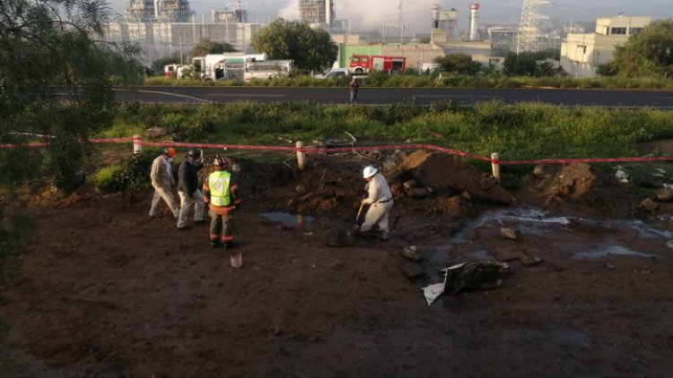 Registran fuga de combustible por toma clandestina en Acolman