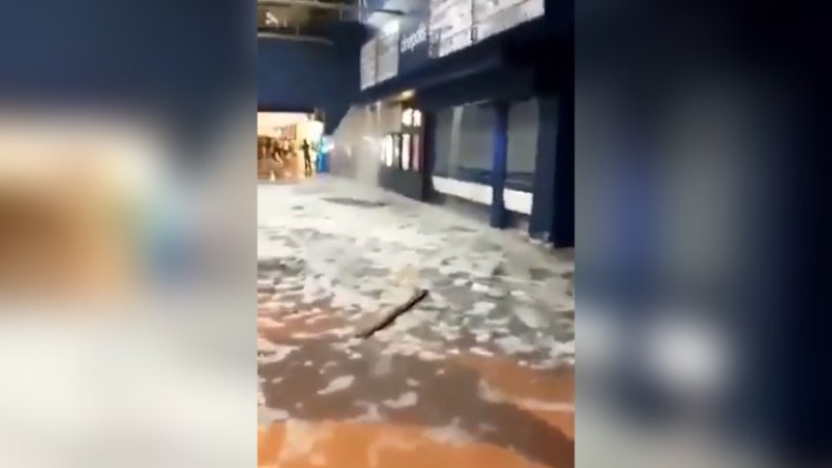 Fuerte lluvia provoca desplome de techo de Plaza Aragón en Ecatepec