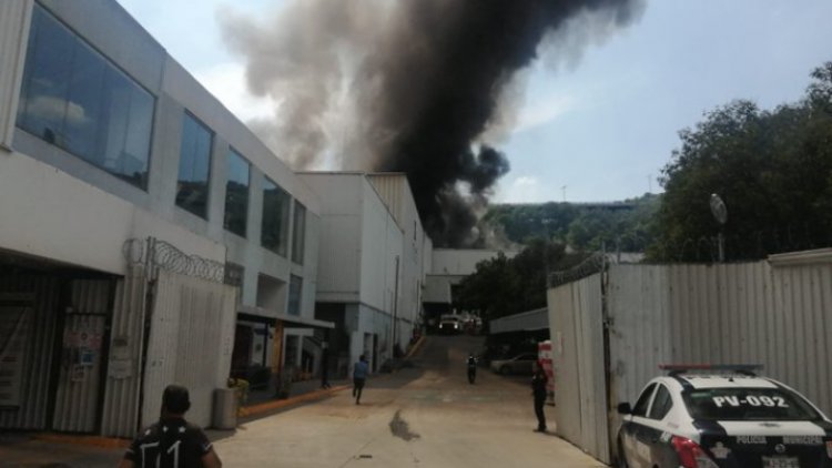 Combaten incendio en fábrica de muebles en Tlalnepantla