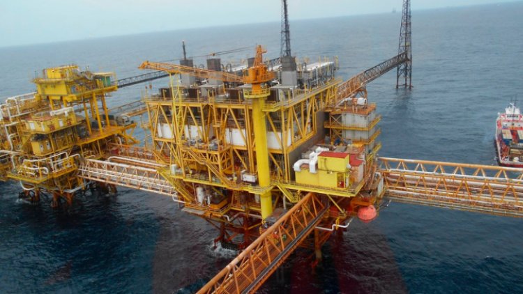 Piratas saquean plataforma petrolera