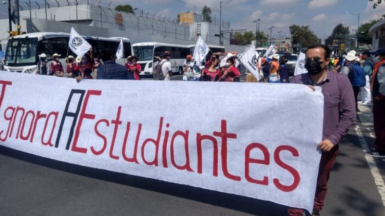 Marchan universitarios contra la alcaldía Cuauhtémoc, exigen solución a sus demandas