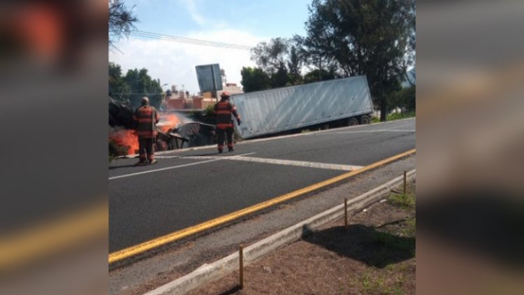 Tráiler cargado de leche vuelca y se incendia en la México-Pirámides