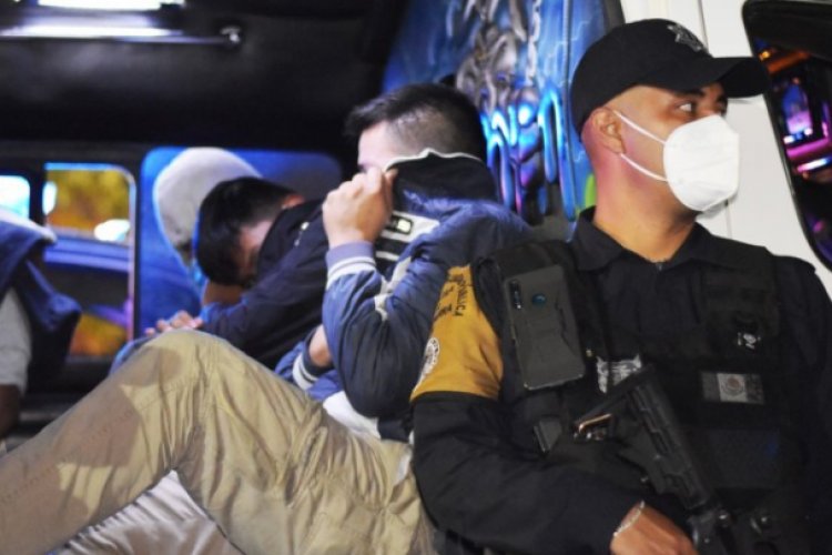 Rescatan a 25 migrantes en Ecatepec iban hacinados en una camioneta