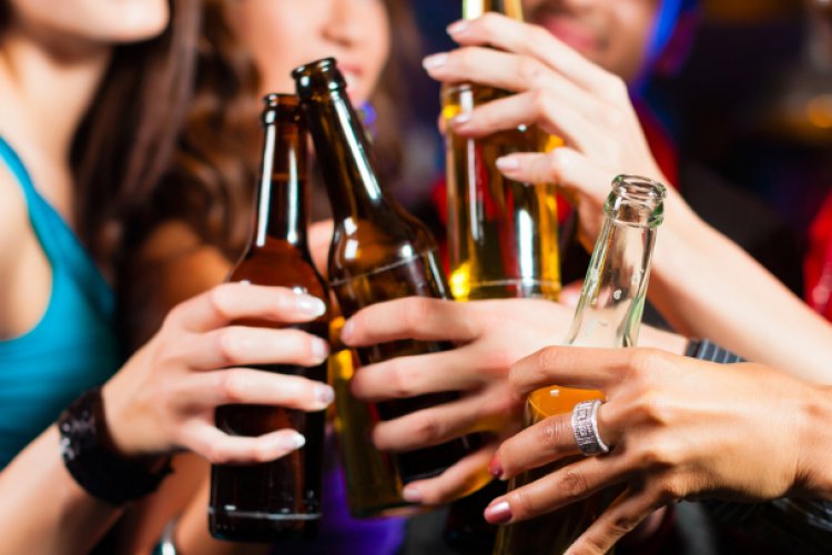 Buscan penalizar la venta de alcohol a menores de edad en Edomex
